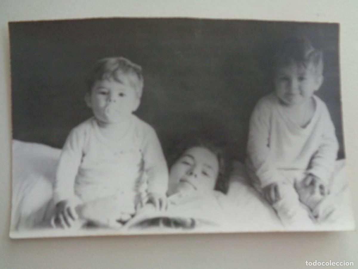 Fotograf&iacute;a antigua: FOTO DE MADRE CON NI&Ntilde;OS EN LA CAMA