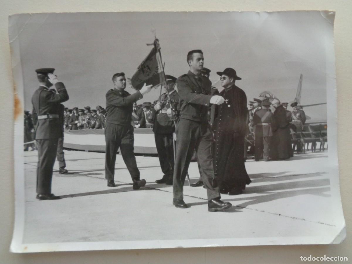Fotograf&iacute;a antigua: AVIACION : FOTO DE JURA DE BANDERA DEL EJERCITO DEL AIRE, PATER COMANDANTE , AVIONES .. 13 X 18 CM
