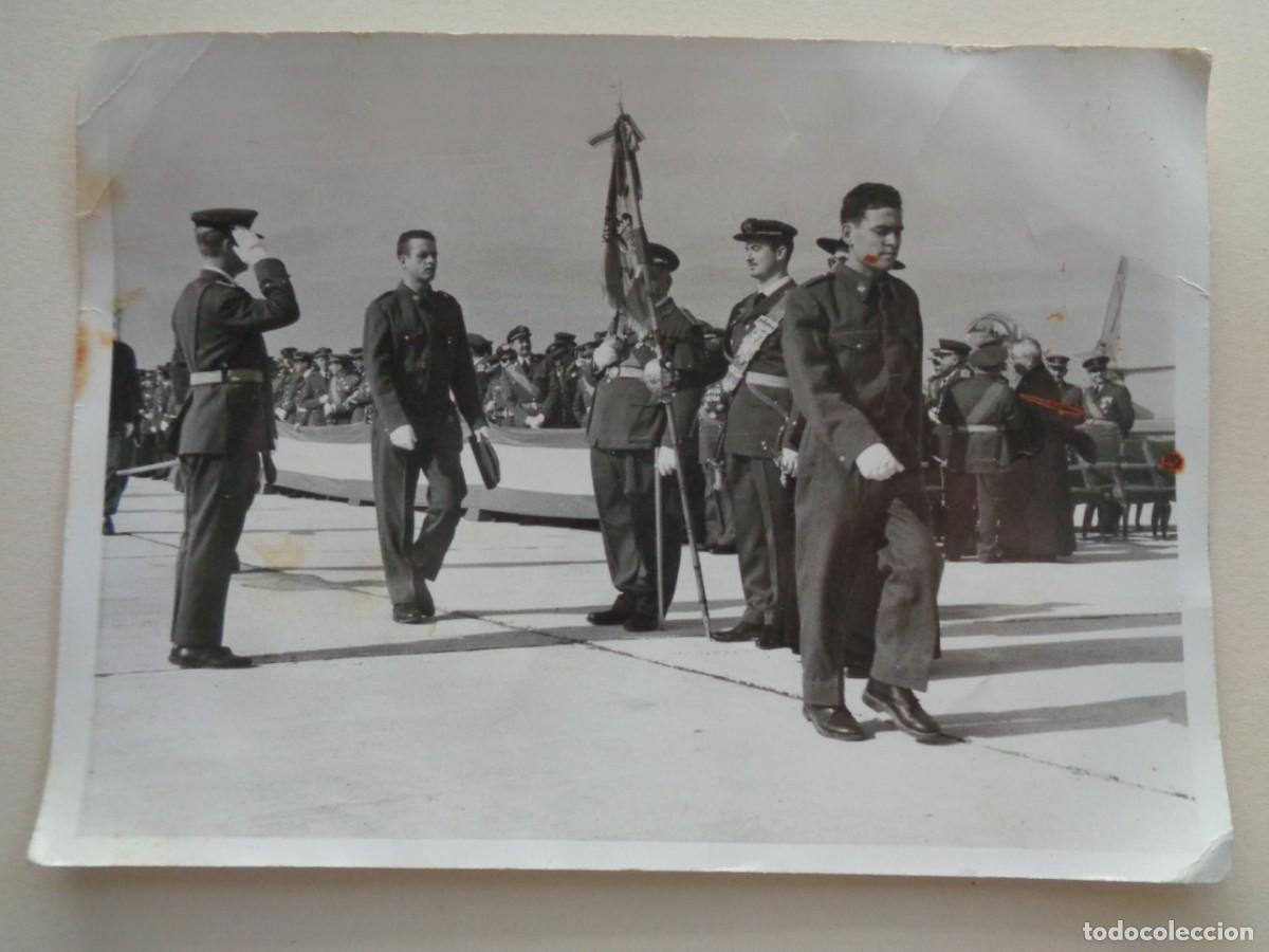 Fotograf&iacute;a antigua: AVIACION : FOTO DE JURA DE BANDERA DEL EJERCITO DEL AIRE , AVIONES .. 13 X 18 CM