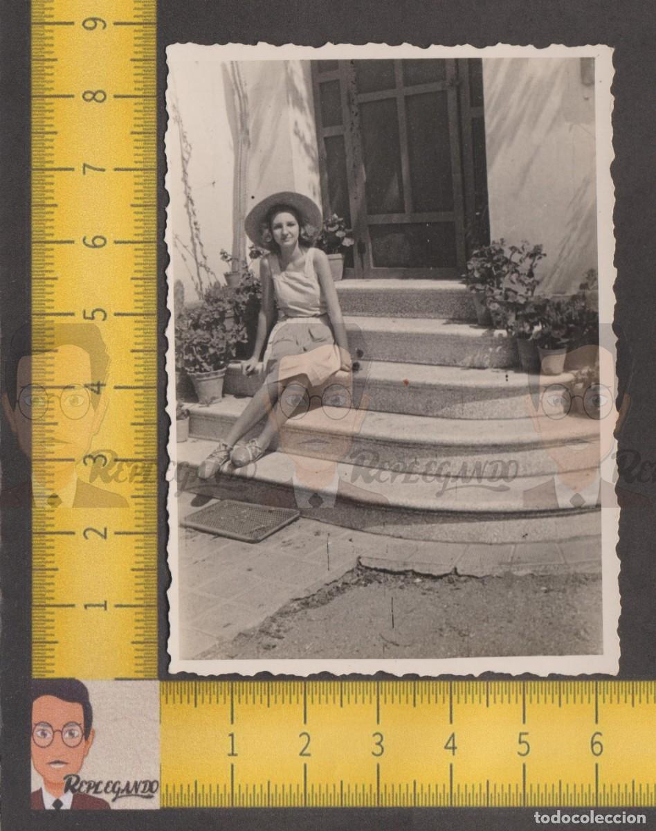 Fotografia antiga: GUAPA CHICA JOVEN POSA CON SOMBRERO PAMELA SENTADA EN ESCALERAS / FOTO ANTIGUA A&Ntilde;O 1946 ESPA&Ntilde;A