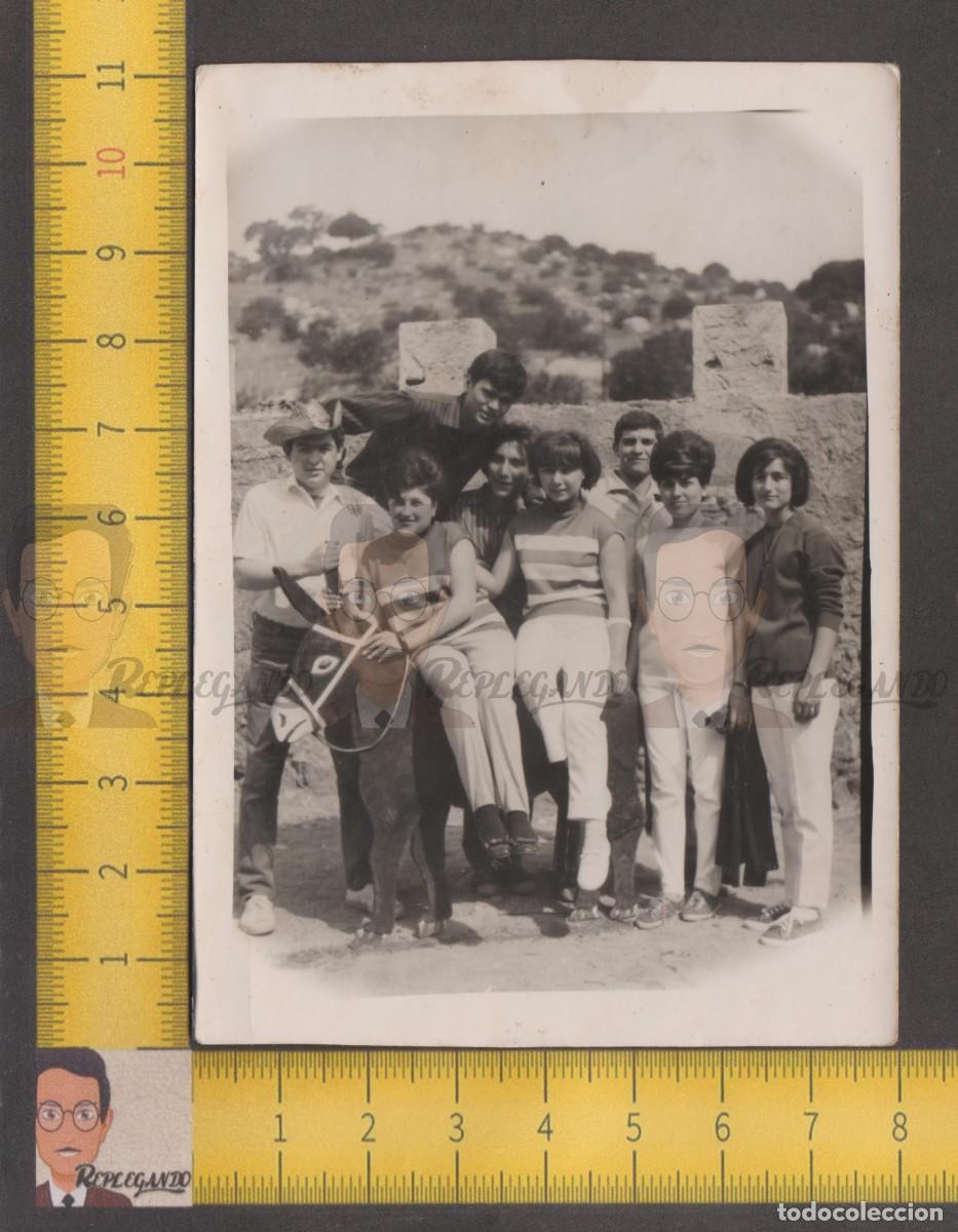 Alte Fotografie: GRUPO DE AMIGOS CON BURRO DE MADERA / FOTO ANTIGUA MINUTERO EN BLANCO Y NEGRO A&Ntilde;OS 50/60 - ESPA&Ntilde;A
