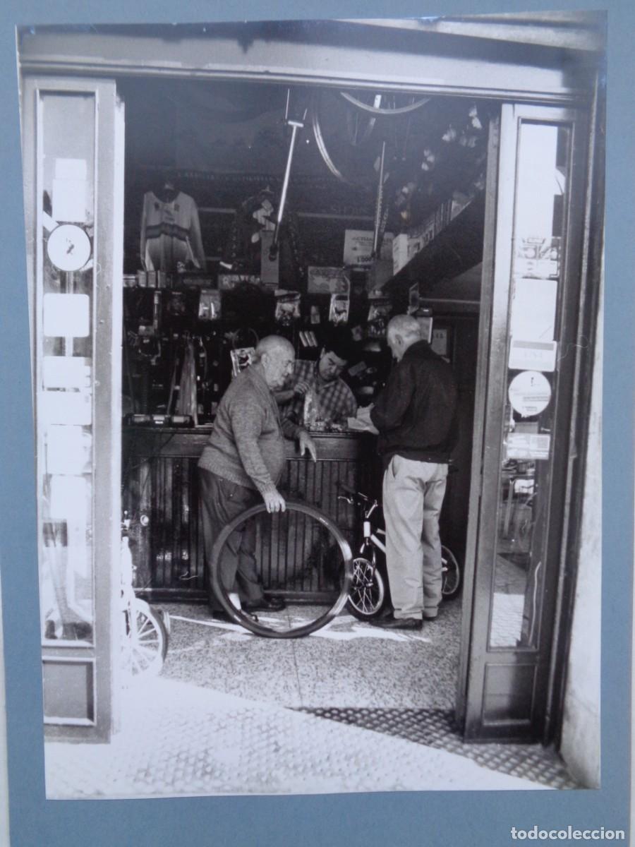 Fotograf&iacute;a antigua: GRAN FOTO DE UNA TIENDA DE REPUESTOS DE BICICLETAS , CICLISMO, ETC .... 17.5 X 23,5 CM