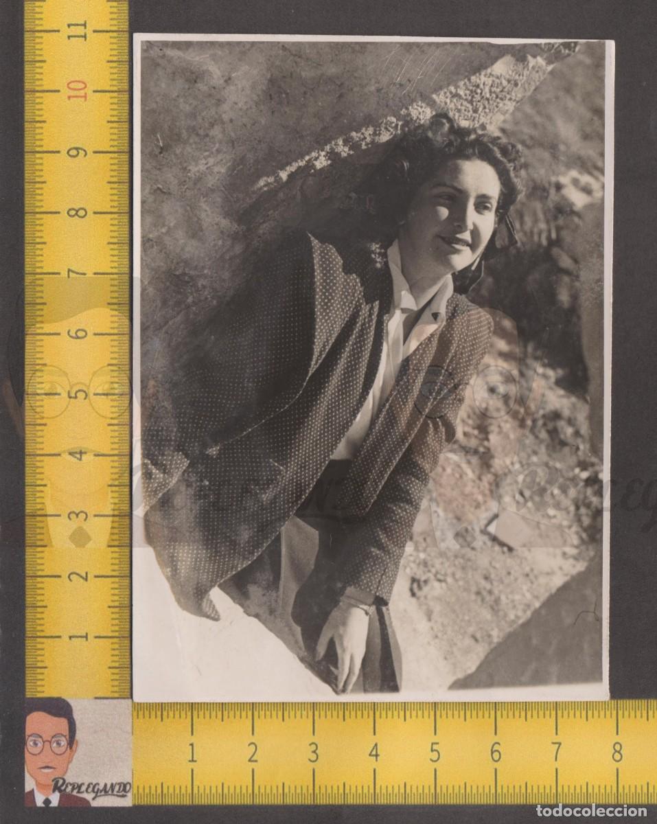 Alte Fotografie: GUAPA CHICA JOVEN POSA CON TRAJE CHAQUETA LUNARES / FOTO ANTIGUA A&Ntilde;OS 50 ESPA&Ntilde;A / MUJER