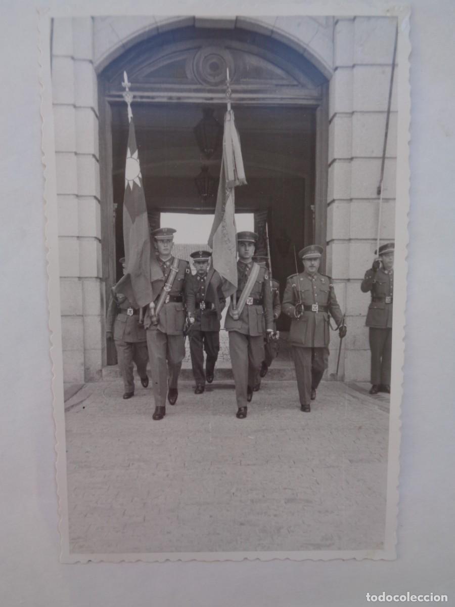 Fotograf&iacute;a antigua: FOTO DE CADETES DE LA ACADEMIA MILITAR CON LAS BANDERAS DE ESPA&Ntilde;A Y TAYWAN, ALCAZAR DE TOLEDO