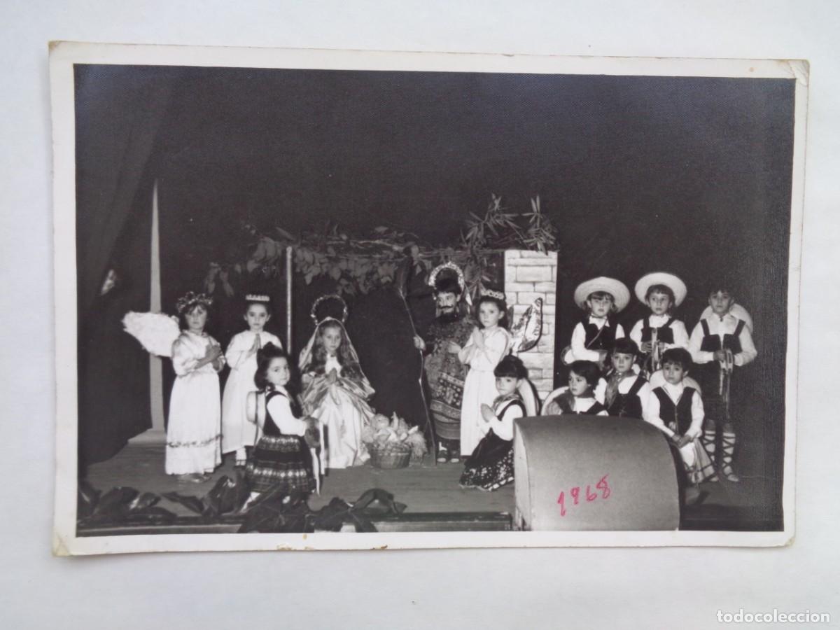 Alte Fotografie: FOTO DE NI&Ntilde;OS REPRESENTANDO UN BELEN VIVIENTE , 1968. DE ANDRES , SEVILLA .... 12 X 18 CM