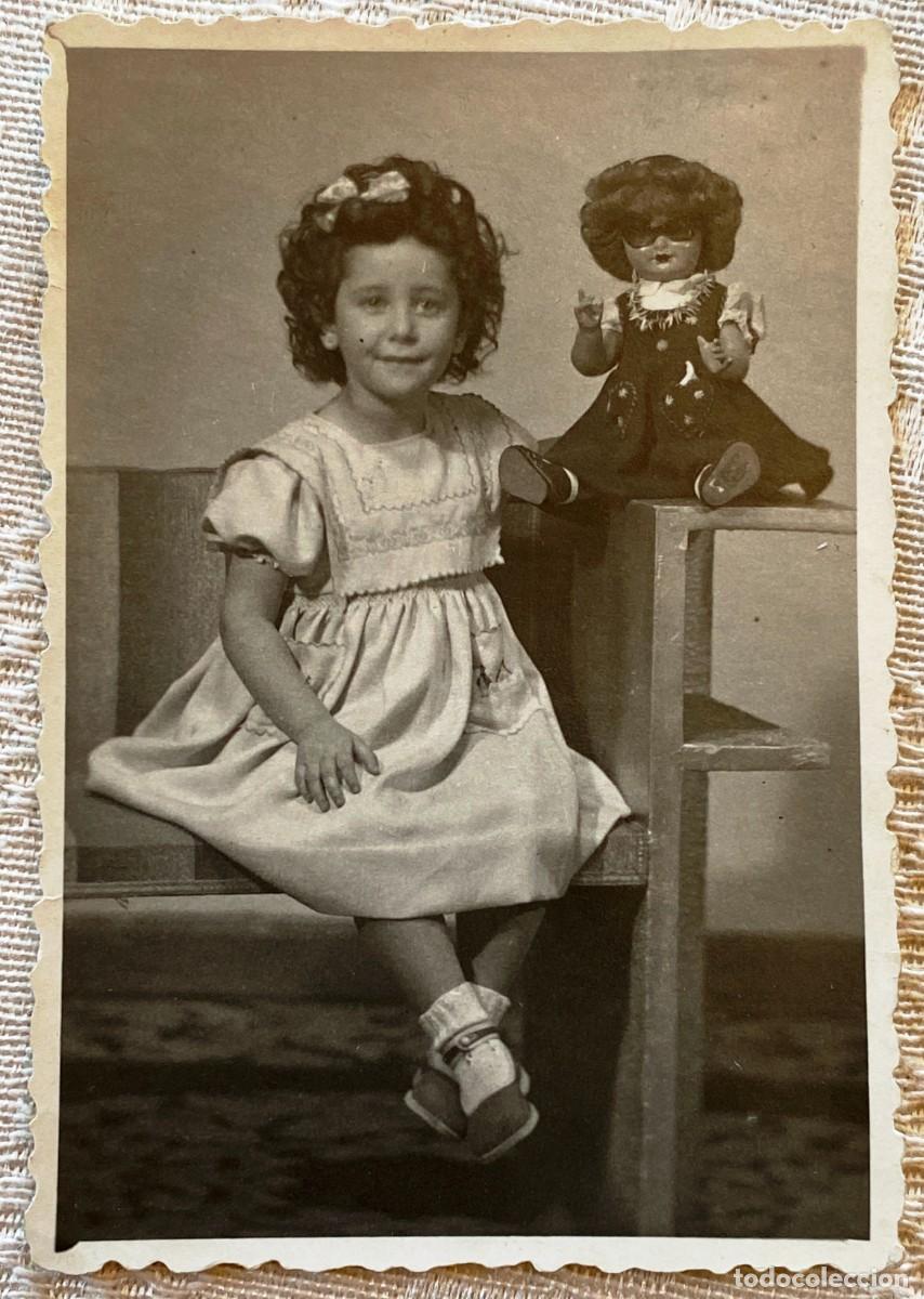Fotografia antiga: FOTOGRAFIA DE NI&Ntilde;A CON MU&Ntilde;ECA GISELA, A&Ntilde;OS 40, MIDE 8,5 X 5,7 CMS.