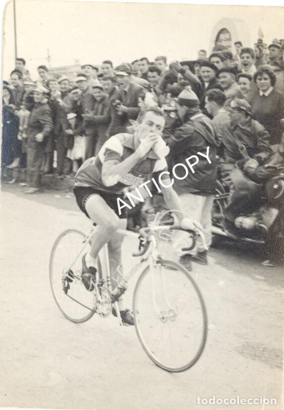 Fotograf&iacute;a antigua: Lote de DOS fotograf&iacute;as de ciclistas en carrera. Ciclismo. Tour.