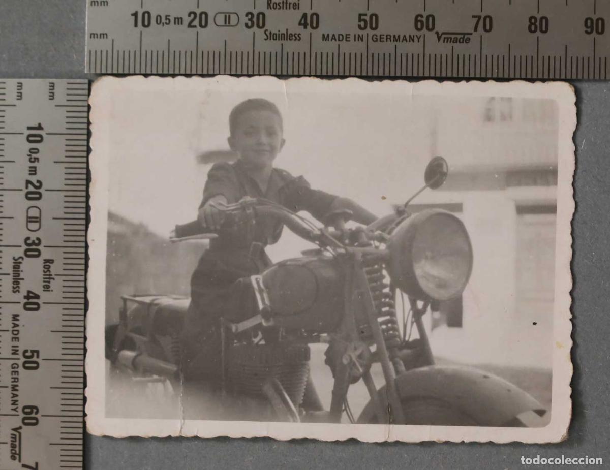 Photographie ancienne: FOTOGRAFIA. NI&Ntilde;O VESTIDO DE MILITAR O FALANGISTA MONTADO EN MOTO