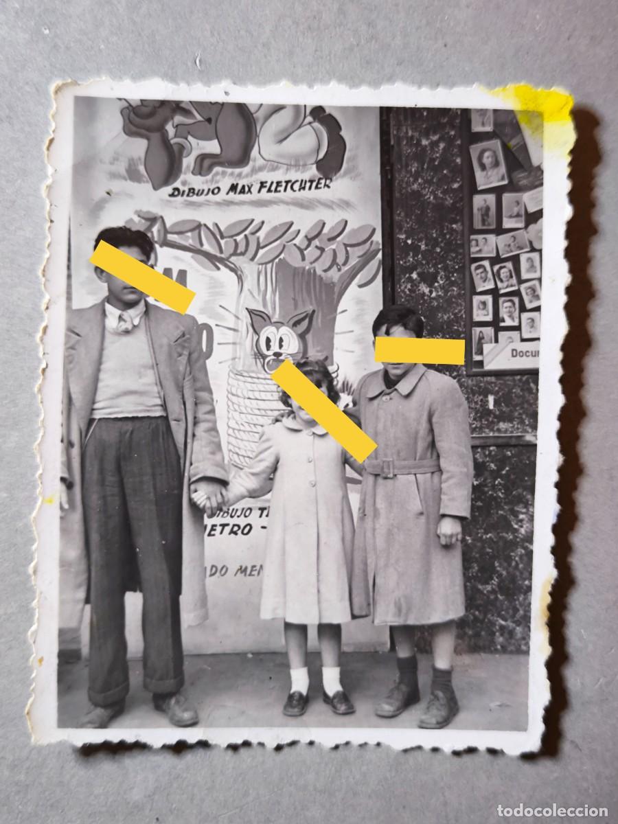 Photographie ancienne: Antigua fotograf&iacute;a. Ni&ntilde;os. Detr&aacute;s cartel dibujo Max Fletchter. A&ntilde;o 1952.