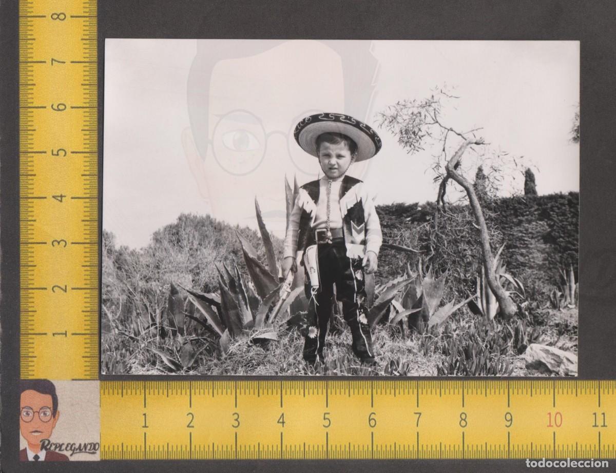 Alte Fotografie: NI&Ntilde;O DISFRAZADO DE BANDOLERO - FORAJIDO PISTOLA - FOTO ANTIGUA BLANCO Y NEGRO A&Ntilde;OS 50/60 - DISFRAZ