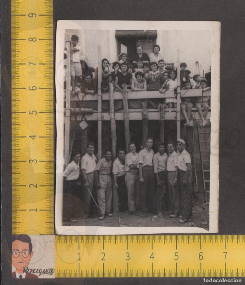 Fotografia antica: VAQUILLAS - FIESTA DE PUEBLO - GENTE POSA EN BURLADERO - J&Oacute;VENES - FOTO ANTIGUA A&Ntilde;OS 40/50 ESPA&Ntilde;A