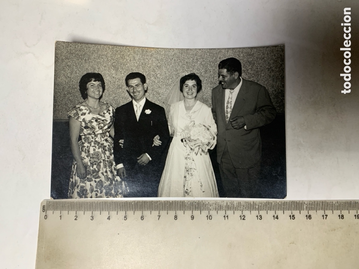 Fotografia antiga: FOTO. RECIEN CASADOS Y SUS CU&Ntilde;ADOS. FOT&Oacute;GRAFO?. BADALONA. 19 JULIO 1959.