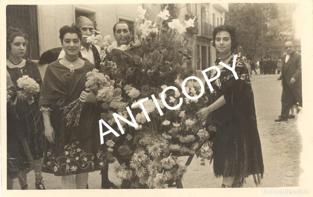 Fotograf&iacute;a antigua: Fotograf&iacute;a grupo baturras ofrenda de flores Virgen del Pilar.