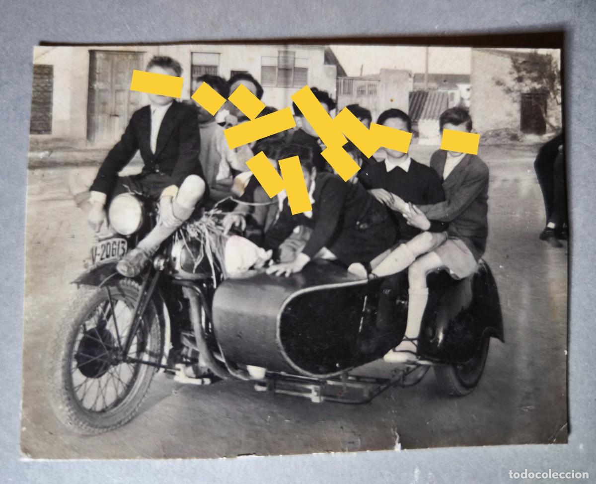 Fotograf&iacute;a antigua: Antigua fotograf&iacute;a. Moto, motocicleta con sidecar. A&Ntilde;O 1950.