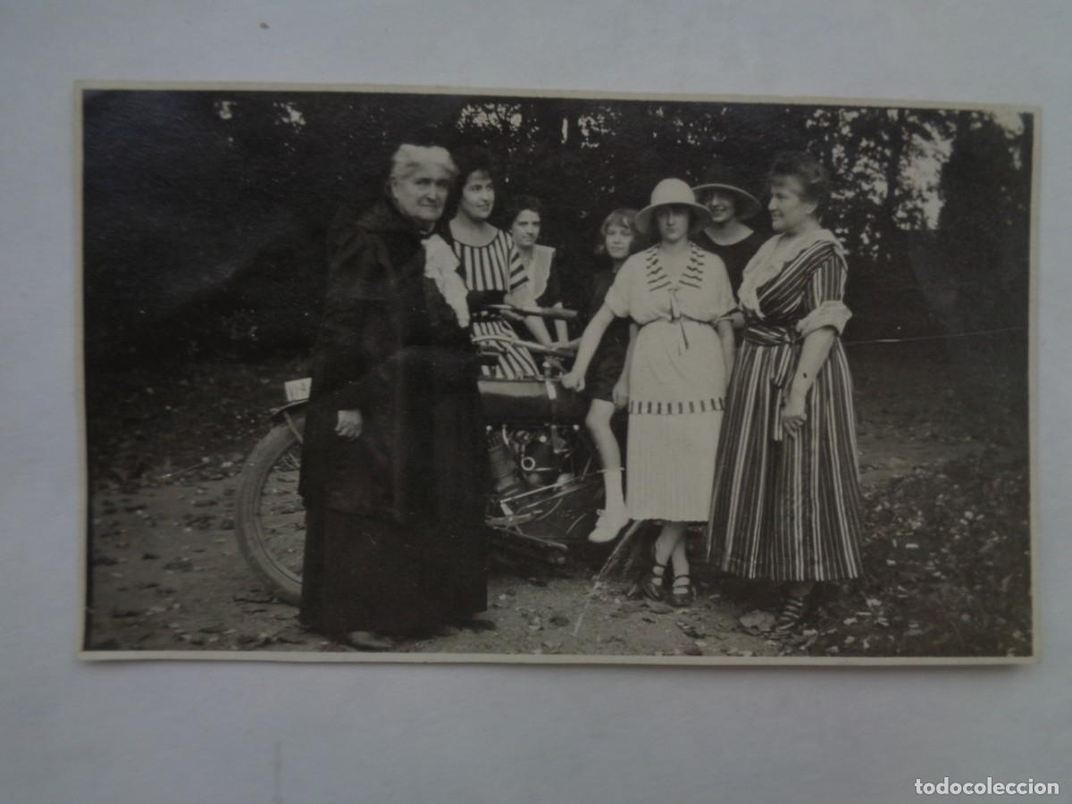 Fotograf&iacute;a antigua: FOTO DE MUJERES AL REDEDOR DE UNA MOTO DE EPOCA , 1921