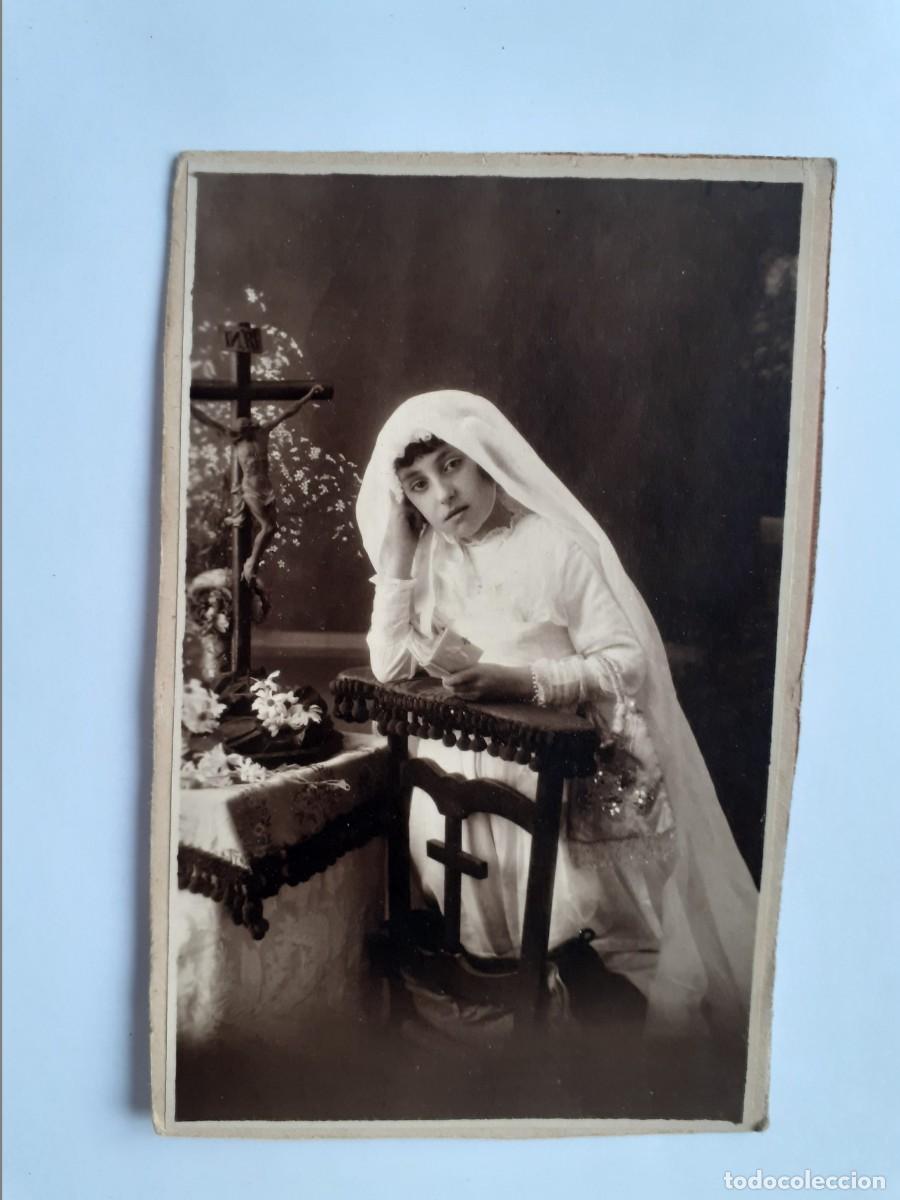 Alte Fotografie: POSTAL FOTO - ORACI&Oacute;N DE UNA NI&Ntilde;A ANTES DE LA COMUNI&Oacute;N - ESCRITA