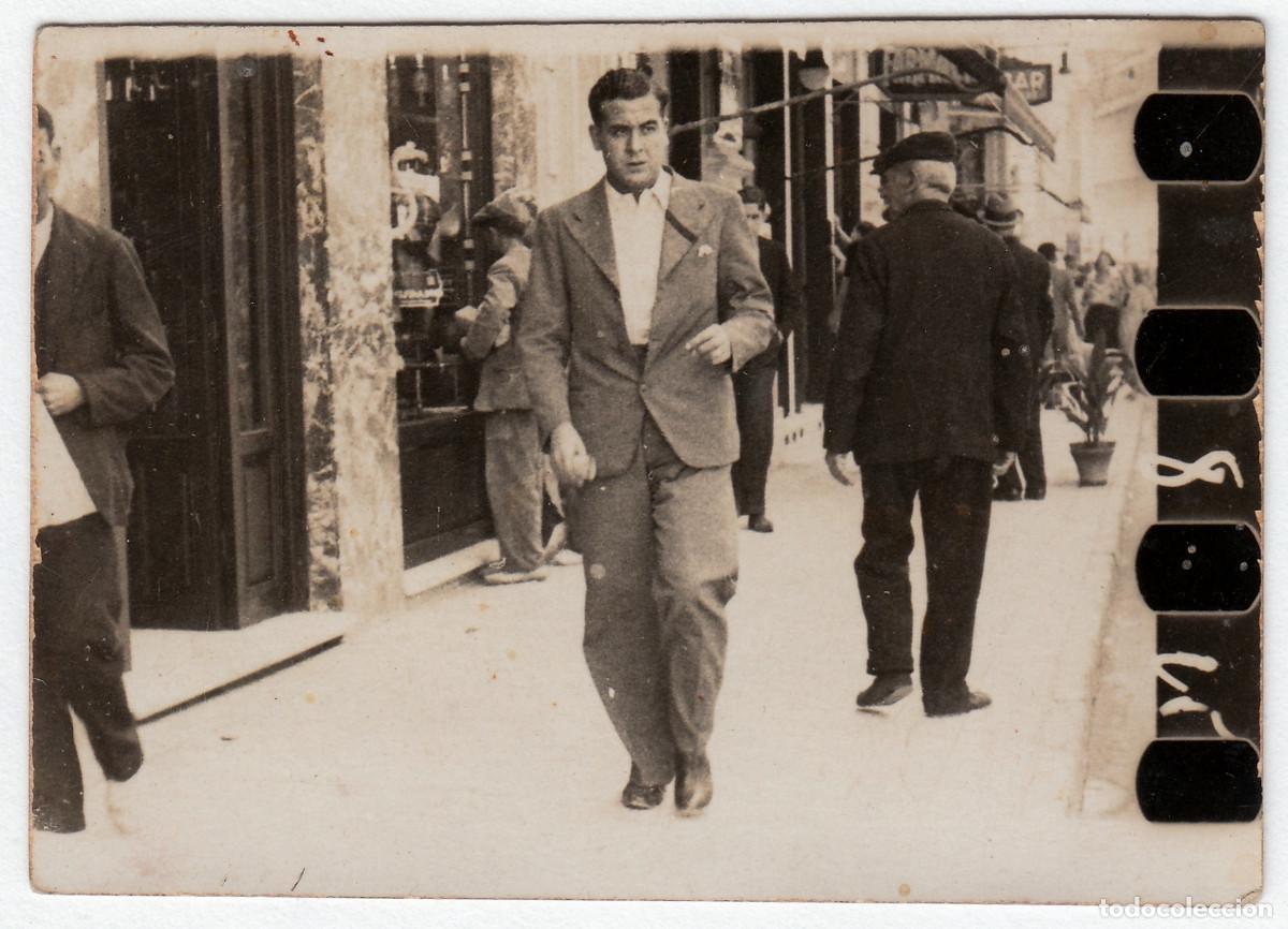 Fotografia antiga: Joven caballero paseando por la ciudad. Luto. Cartel farmacia. Minutero. A&ntilde;os 20 bj