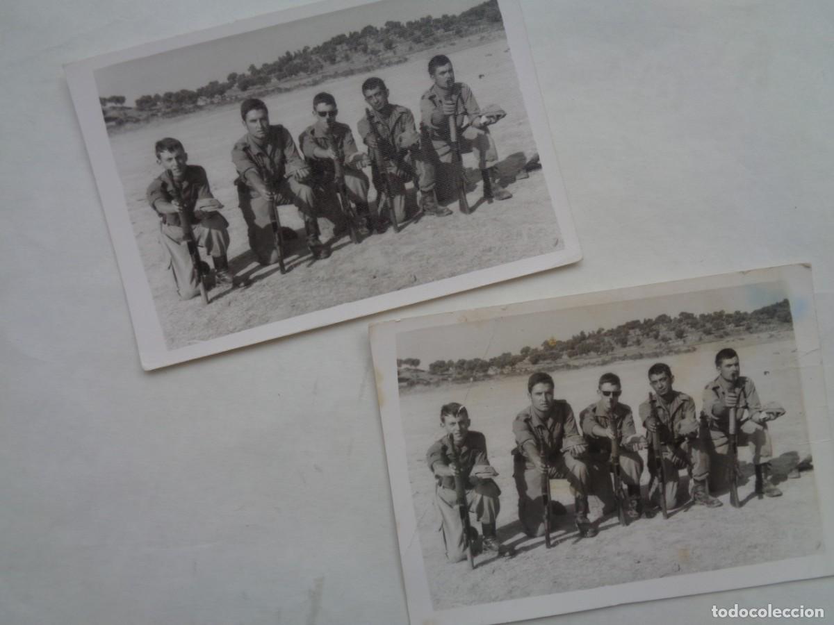 Fotografia antiga: LOTE DE 2 FOTOS DE MILITAR CON ROPA DE CAMPA&Ntilde;A Y CETME RODILLA EN TIERRA