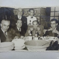 Fotografía antigua: FOTO DE POLICIA ARMADA Y AMIGOS COMIENDOSE UN CORDERO, LEBRILLO, ETC . DE NAVAS , DOS HERMANAS