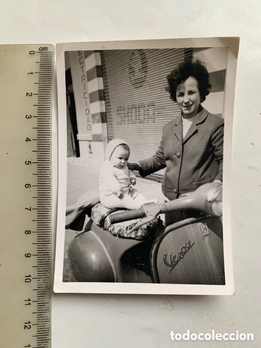 Fotograf&iacute;a antigua: FOTO. SENTADA EN LA VESPA DE SU PADRE, DELANTE DEL TALLER. FOT&Oacute;GRAFO?.