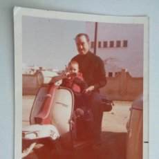 Fotografía antigua: FOTO DE HOMBRE CON NÑO EN UNA MOTO LAMBRETTA MATRICULA DE SEVILLA