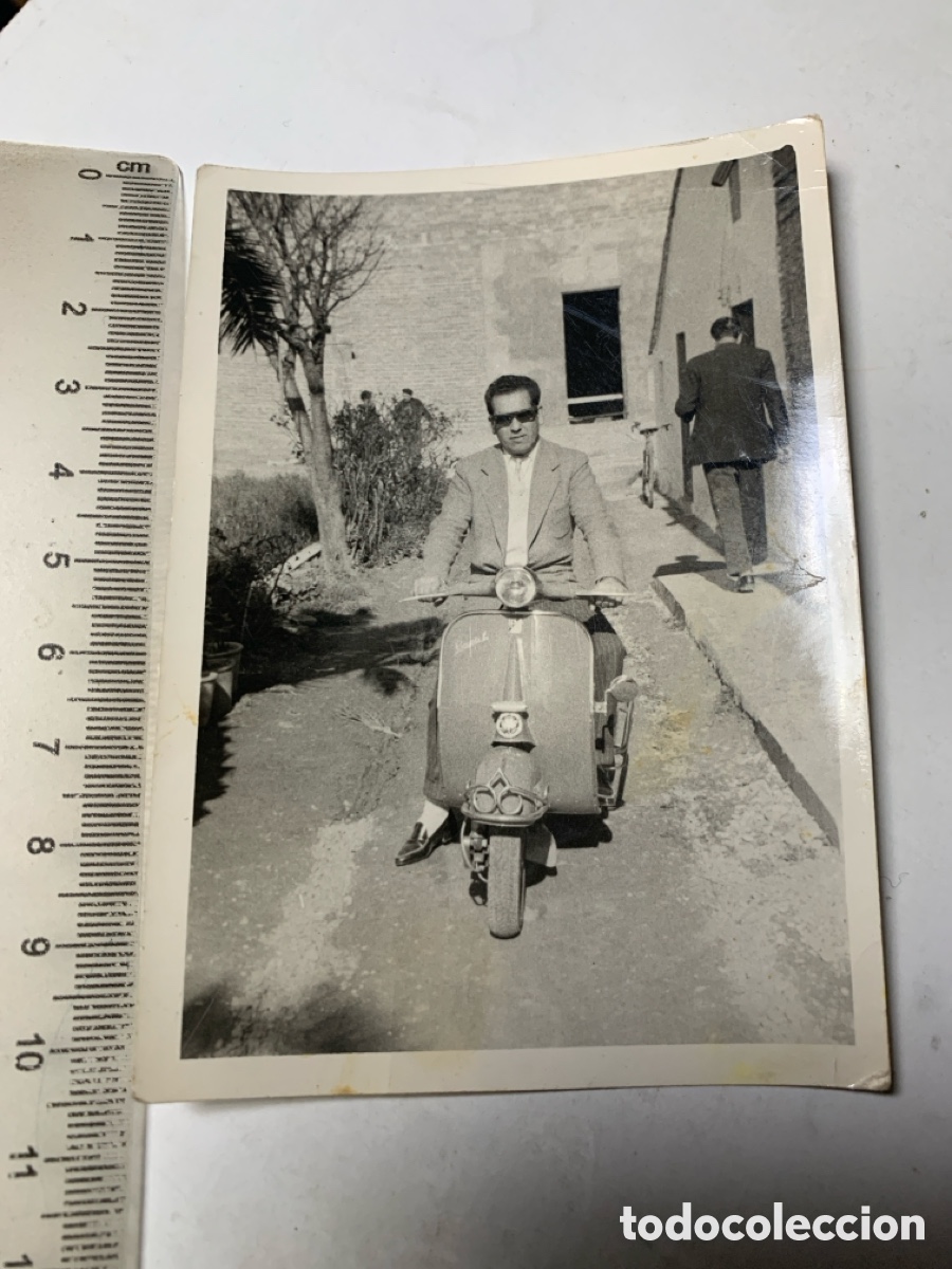Fotograf&iacute;a antigua: FOTO. DE PASEO CON SU NUEVA VESPA POR EL BARRIO. FOT&Oacute;GRAFO?.