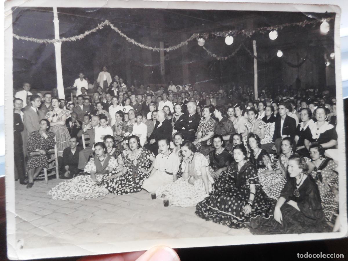 Fotografia antica: ANTIGUA FOTOGRAFIA GRUPOS DE PERSONAS EN FERIA. FOTO SERRANO SEVILLA A&Ntilde;OS 50? TRAJE FLAMENCO