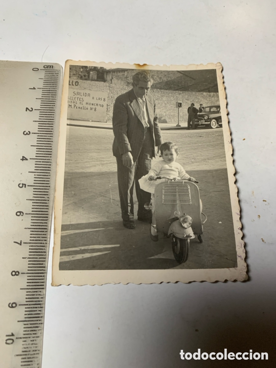 Fotograf&iacute;a antigua: FOTO. EL ABUELO LE ENSE&Ntilde;A A LLEVAR SU PEQUE&Ntilde;A VESPA A LA NIETA. MOR&Iacute;S, FOT&Oacute;GRAFO.