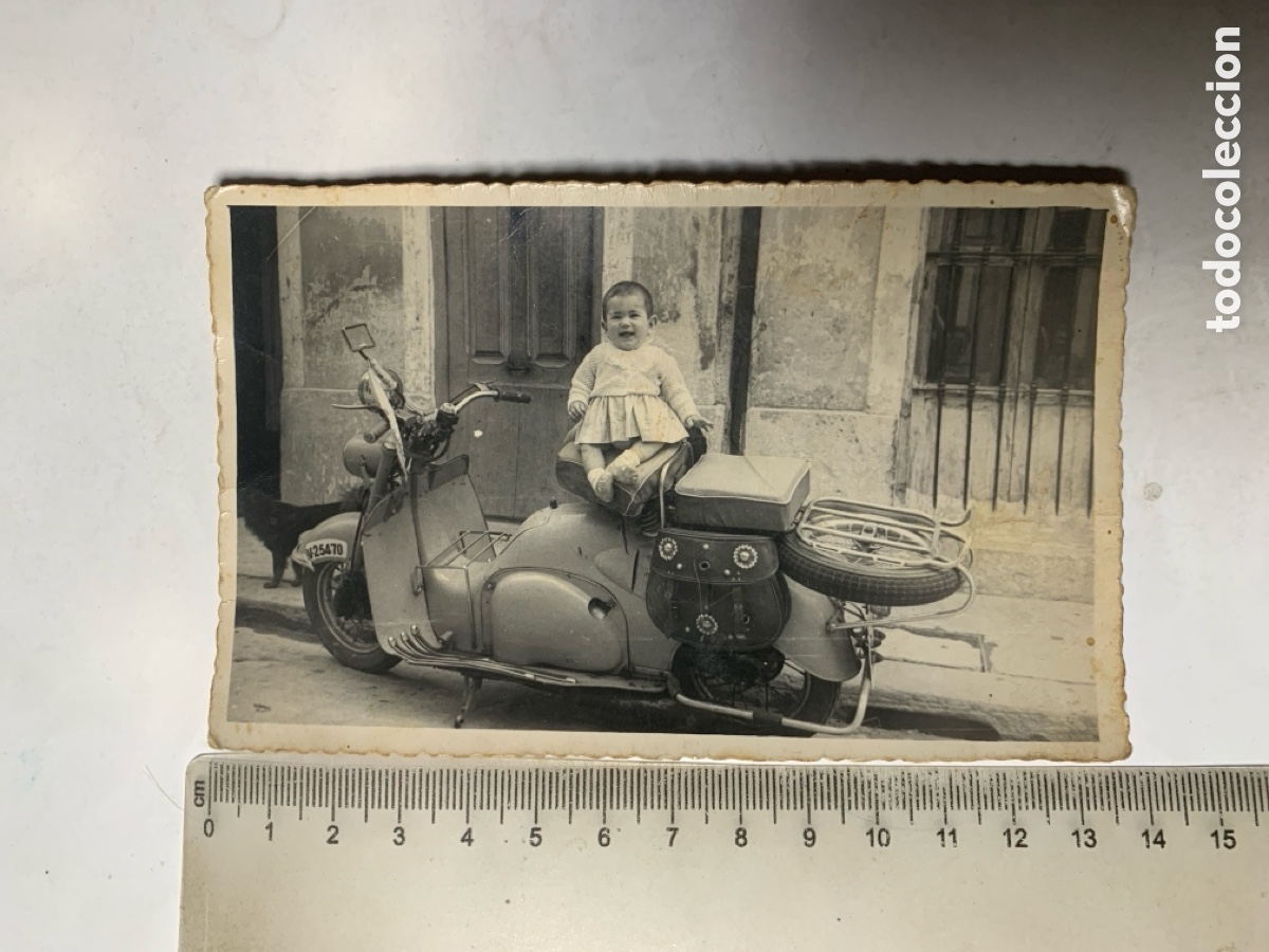 Fotograf&iacute;a antigua: FOTO. COMO SONR&Iacute;E LA PEQUE MONTADA EN LA VESPA DE SU PADRE. FOT&Oacute;GRAFO?.