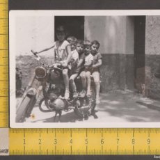 Fotografía antigua: CINCO NIÑOS MONTADOS EN UNA MOTO CLÁSICA TIPO MONTESA - FOTO ANTIGUA AÑOS 50 - INFANCIA ESPAÑA