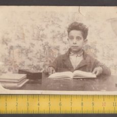 Fotografía antigua: NIÑO SERIO CON LIBRO SENTADO EN PUPITRE - FOTO ANTIGUA ESCUELA AÑO 1933 - COLEGIO TAMARITE HUESCA