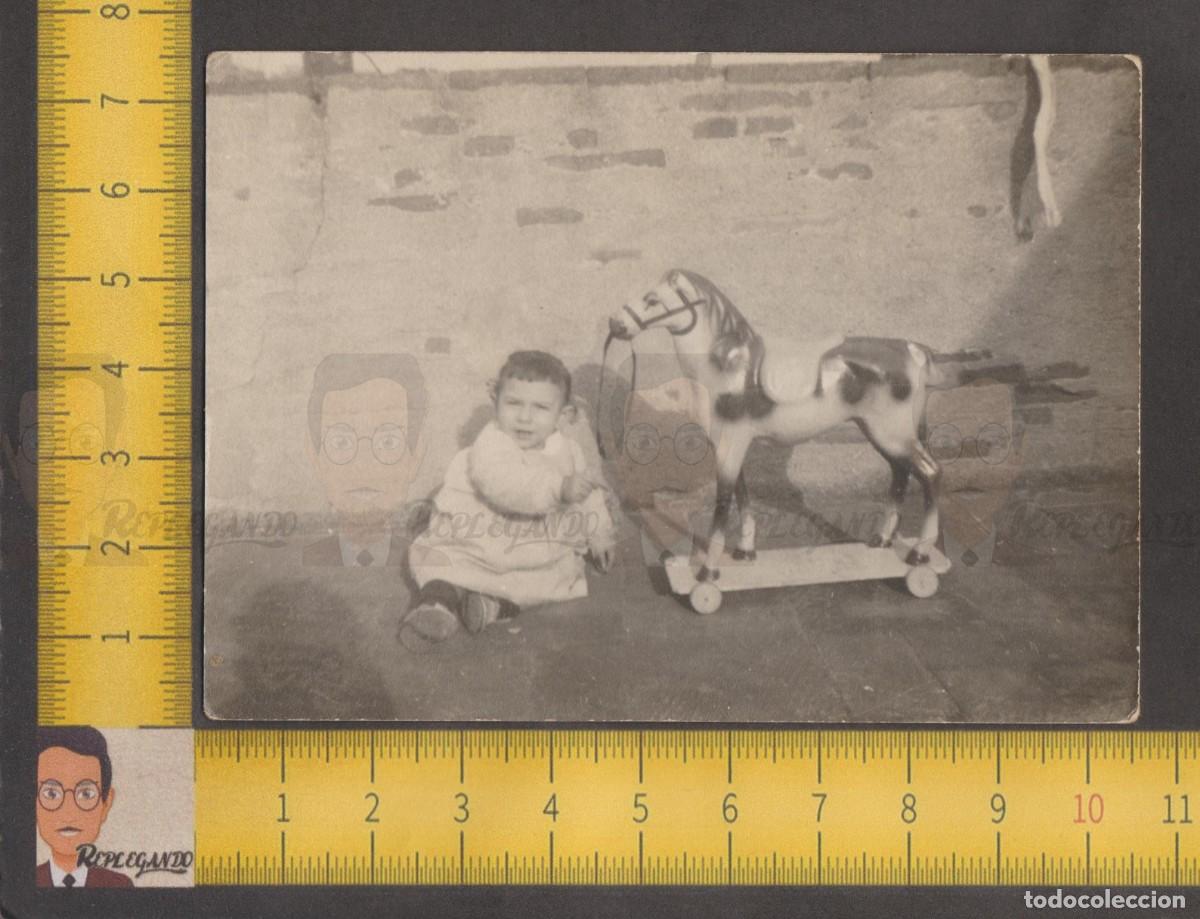 Antique Photography: SIMP&Aacute;TICA NI&Ntilde;A EN TERRAZA CON CABALLO DE JUGUETE CON RUEDAS - FOTO ANTIGUA A&Ntilde;OS 50 - INFANCIA ESPA&Ntilde;A