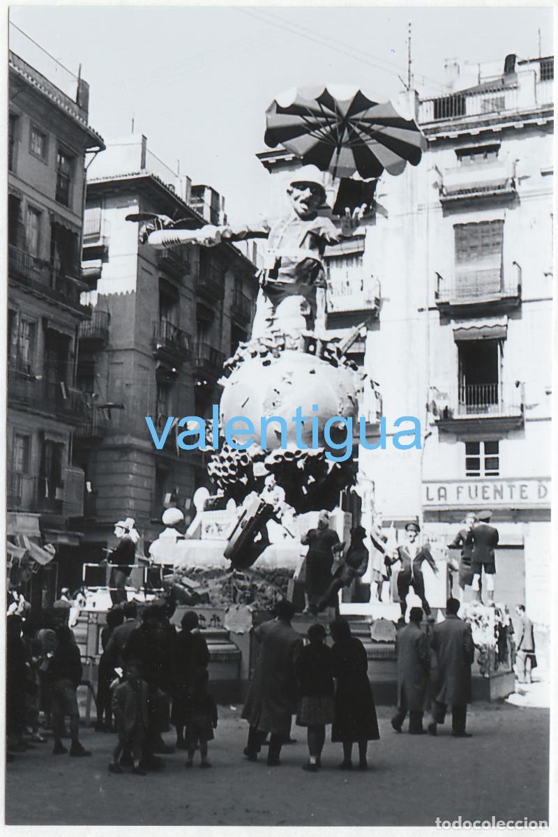 Fotograf&iacute;a antigua: Magn&iacute;fica fotograf&iacute;a Falla Merced Deprengam a caminar Artista Modesto Gonz&aacute;lez 1955 Papel de los 80s