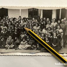 Fotografía antigua: FALLAS Y SU ACTIVIDAD SOCIAL. FOTOGRAFÍA VISITANDO LA CASA DE BENEFICIENCIA.. (H.1945?)