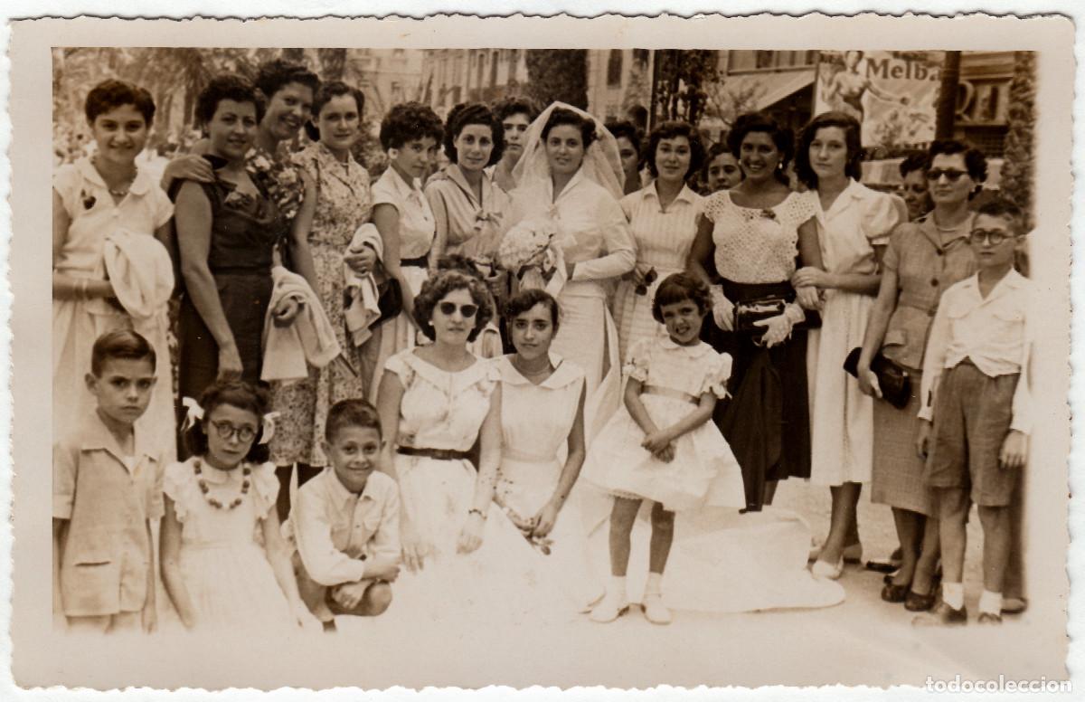 Fotograf&iacute;a antigua: Bonita foto. Grupo numeroso de mujeres acompa&ntilde;ando a una novia. Cartel ba&ntilde;adores Melba. A&ntilde;os 50.