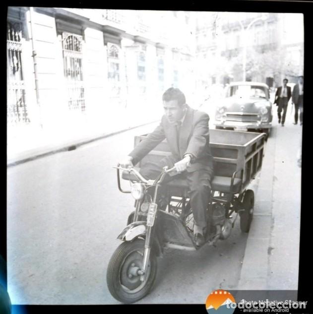 Fotografia antiga: Antiguo negativo de un hombre sobre motocarro (Isocarro?) A&ntilde;os 50-60