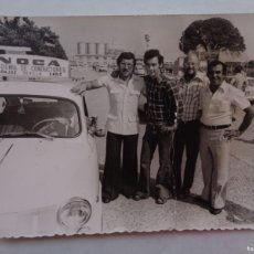Fotografía antigua: FOTO DE HOMBRES Y COCHE DE AUTOESCUELA NOCA , ACADEMIA DE CONDUCTORES. SEVILLA - BADAJOZ - CADIZ