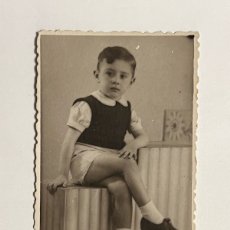 Fotografía antigua: NIÑOS, FOTOGRAFÍA PEPITO SENTADO.. A SU TÍO VICENTE.. DEDICADA.. VALENCIA POSTGUERRA (A.1940)