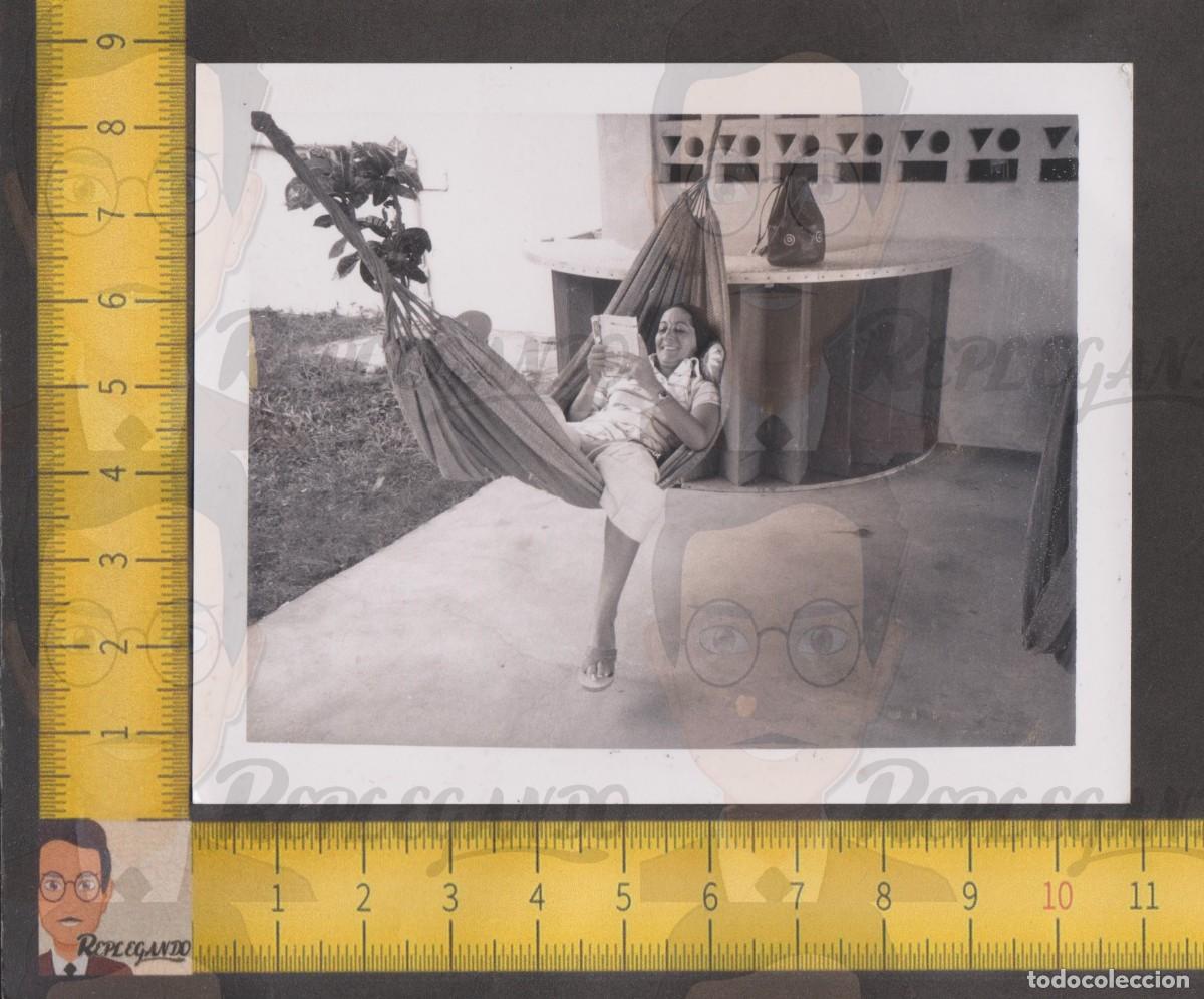 Fotografia antiga: MUJER LEYENDO LIBRO TUMBADA EN HAMACA - CHICA JOVEN SONRIE RELAJ&Aacute;NDOSE - FOTO ANTIGUA A&Ntilde;OS 60