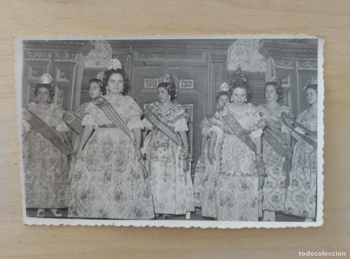 Fotograf&iacute;a antigua: Fotograf&iacute;a de falleras el d&iacute;a de la Presentaci&oacute;n. Fallas, 1957.