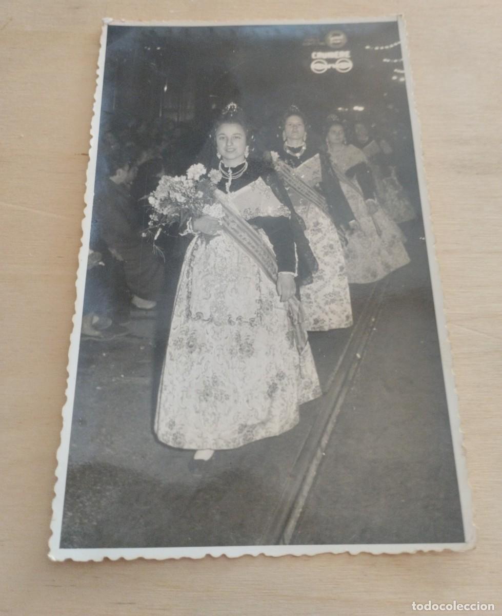 Fotograf&iacute;a antigua: Fotograf&iacute;a antigua de falleras el d&iacute;a de la Ofrenda de Las Flores. Fallas. A&ntilde;o, 1957.