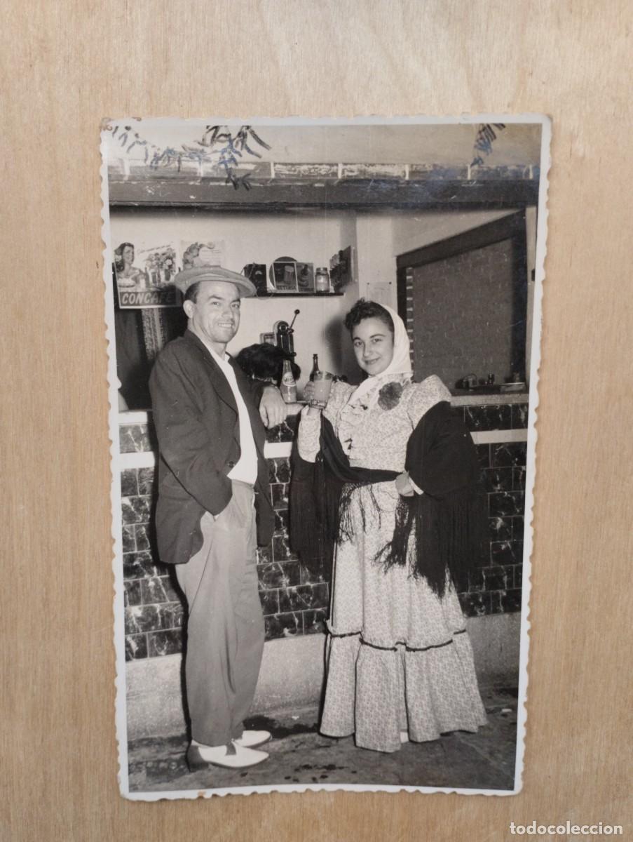 Fotograf&iacute;a antigua: Fotograf&iacute;a antigua de pareja vestidos con traje regional madrile&ntilde;o (chulapos). 1956