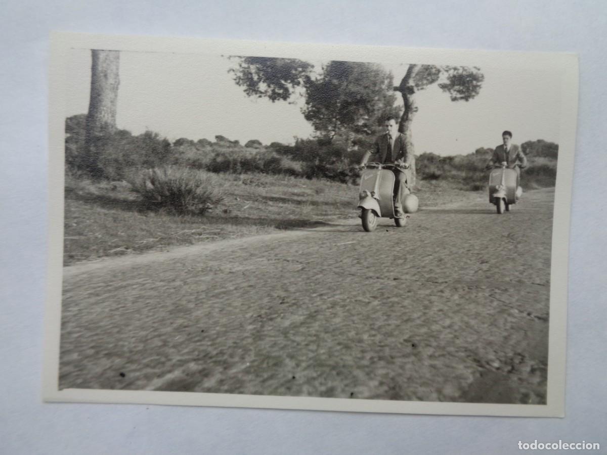 Fotograf&iacute;a antigua: FOTO DE DOS HOMBRES CIRCULANDO EN MOTO VESPA