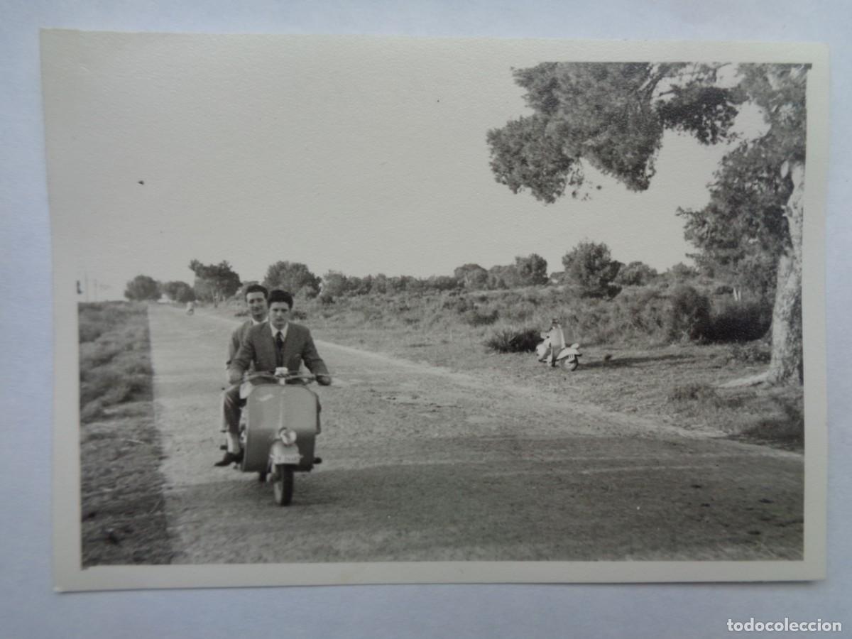 Fotograf&iacute;a antigua: FOTO DE DOS HOMBRES CIRCULANDO EN MOTO VESPA