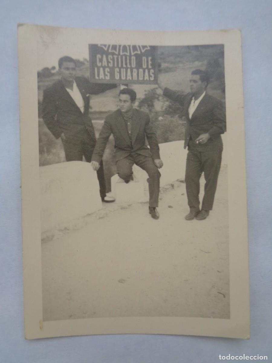 Fotograf&iacute;a antigua: FOTO DE HOMBRES EN EL CARTEL DE CASTILLO DE LAS GUARDAS CON YUGO Y FLECHAS DE FALANGE