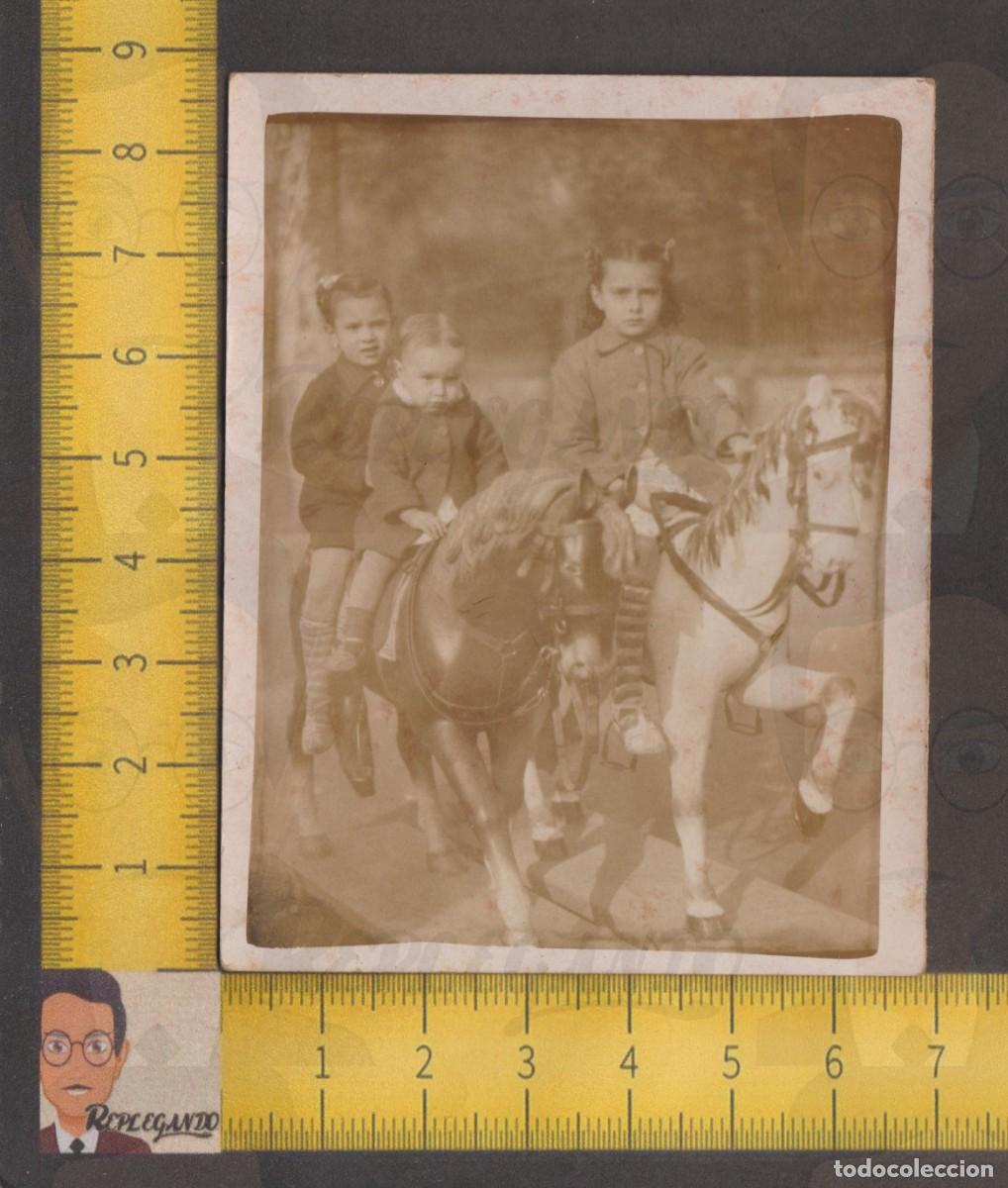 Fotografia antiga: NI&Ntilde;O Y NI&Ntilde;AS MONTADOS EN CABALLOS DE JUGUETE - FOTO ANTIGUA MINUTERO A&Ntilde;OS 40 - INFANCIA ESPA&Ntilde;A