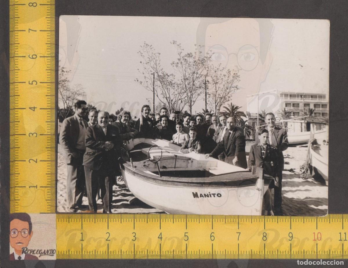 Fotografia antiga: GRUPO DE GENTE EN LA PLAYA CON BARCA DE PESCA NOMBRE MANITO / FOTO ANTIGUA A&Ntilde;OS 50/60 &iquest;COSTA BRTAVA?