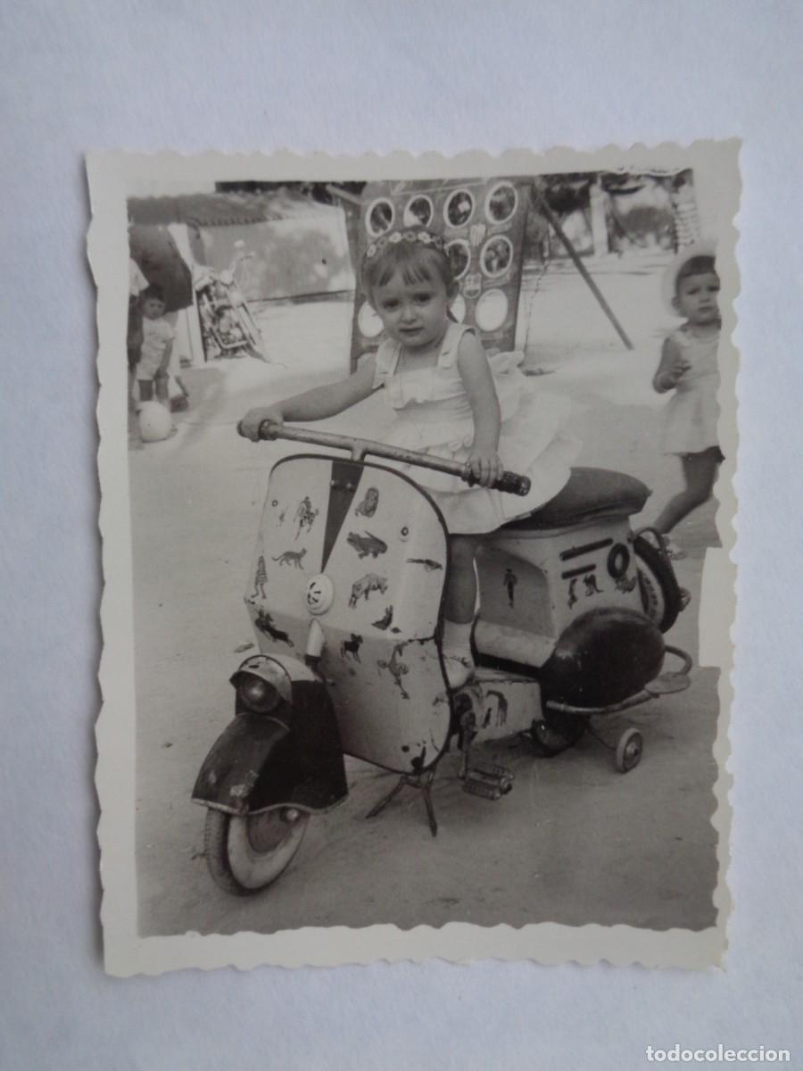 Fotograf&iacute;a antigua: MINUTERO DE FOTOGRAFO DE FERIA : NI&Ntilde;A EN MOTO VESPA DEL TIOVIVO