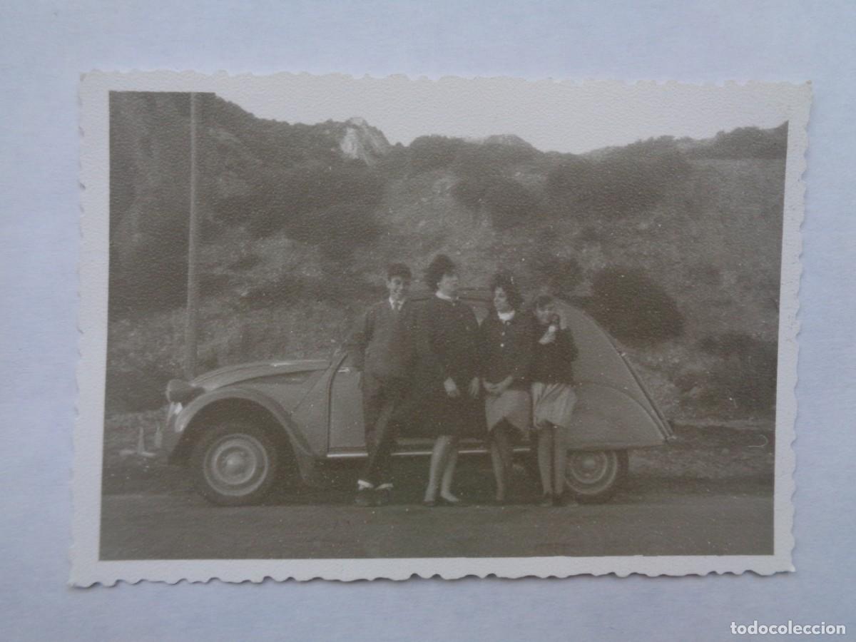 Fotograf&iacute;a antigua: FOTO DE GENTE Y UN COCHE CITROEN DOS CABALLOS