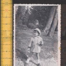 Fotografía antigua: SIMPÁTICA NIÑA CON SOMBRERO Y ABRIGO EN PARQUE BOSQUE - FOTO ANTIGUA AÑOS 40/50 - INFANCIA